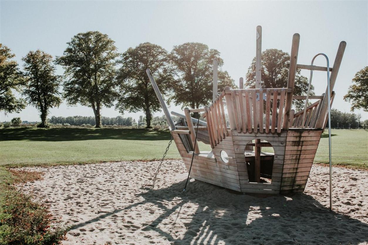 Recreatiepark Jachthaven De Veerstal Lathum - Luxe Chalet Екстер'єр фото