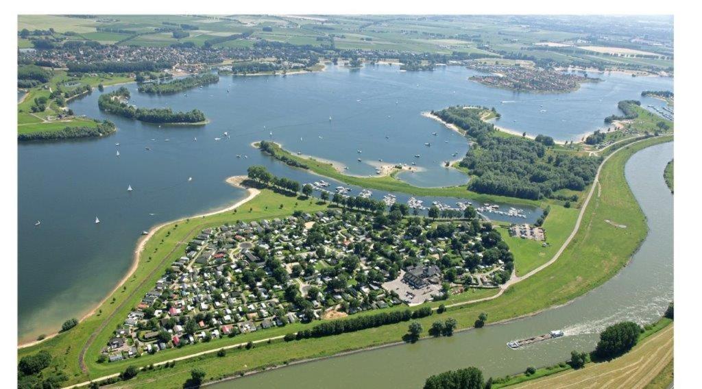 Recreatiepark Jachthaven De Veerstal Lathum - Luxe Chalet Екстер'єр фото