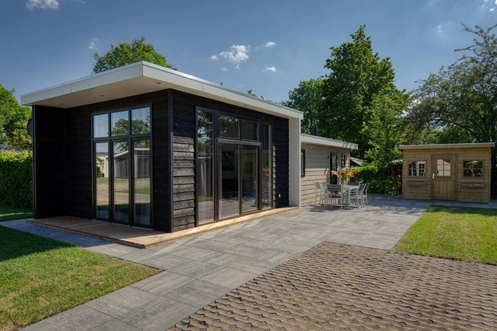Recreatiepark Jachthaven De Veerstal Lathum - Luxe Chalet Екстер'єр фото