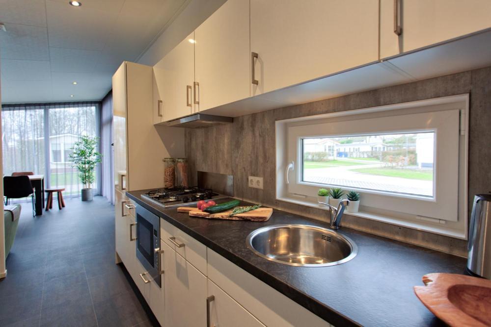 Recreatiepark Jachthaven De Veerstal Lathum - Luxe Chalet Екстер'єр фото