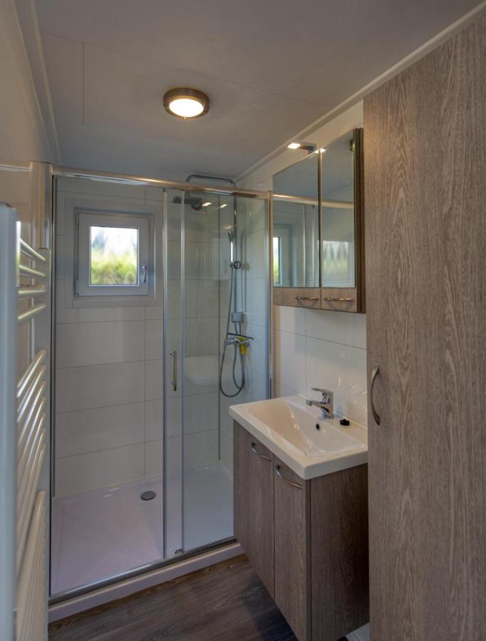 Recreatiepark Jachthaven De Veerstal Lathum - Luxe Chalet Екстер'єр фото