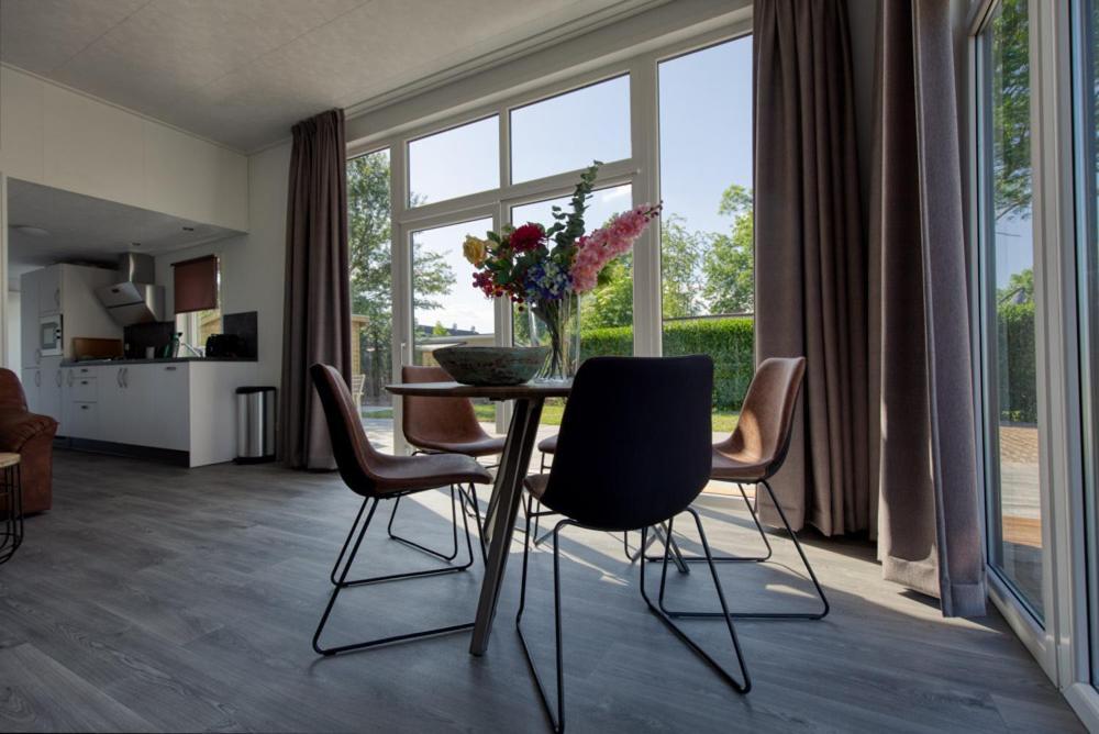 Recreatiepark Jachthaven De Veerstal Lathum - Luxe Chalet Екстер'єр фото
