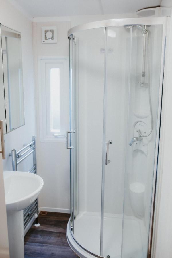 Recreatiepark Jachthaven De Veerstal Lathum - Luxe Chalet Екстер'єр фото
