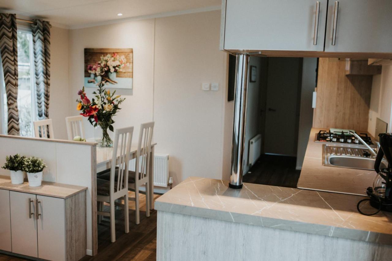 Recreatiepark Jachthaven De Veerstal Lathum - Luxe Chalet Екстер'єр фото