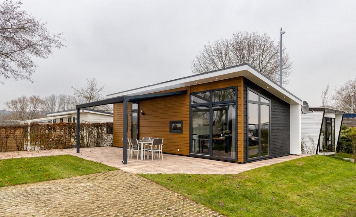 Recreatiepark Jachthaven De Veerstal Lathum - Luxe Chalet Екстер'єр фото